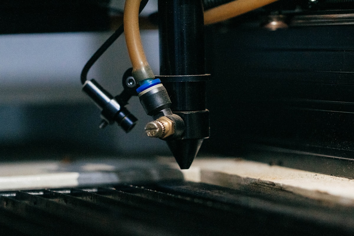 Outil de soudage à l'arc électrique dans un atelier sombre.
