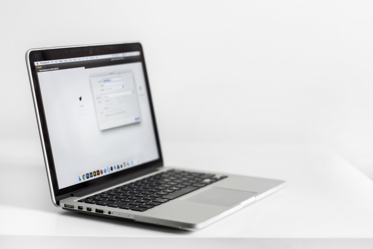 Ordinateur portable ouvert avec un écran d'accueil sur fond blanc.