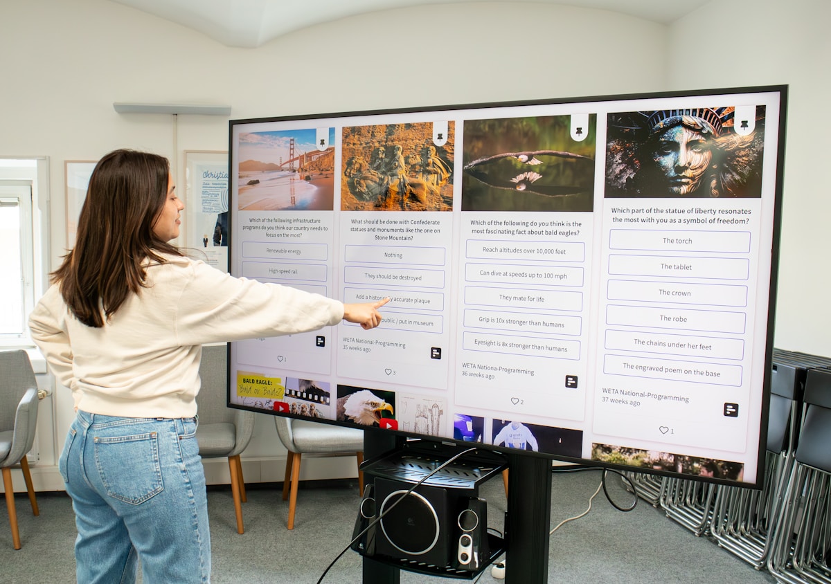 Une femme examinant un affichage interactif dans une salle de classe.