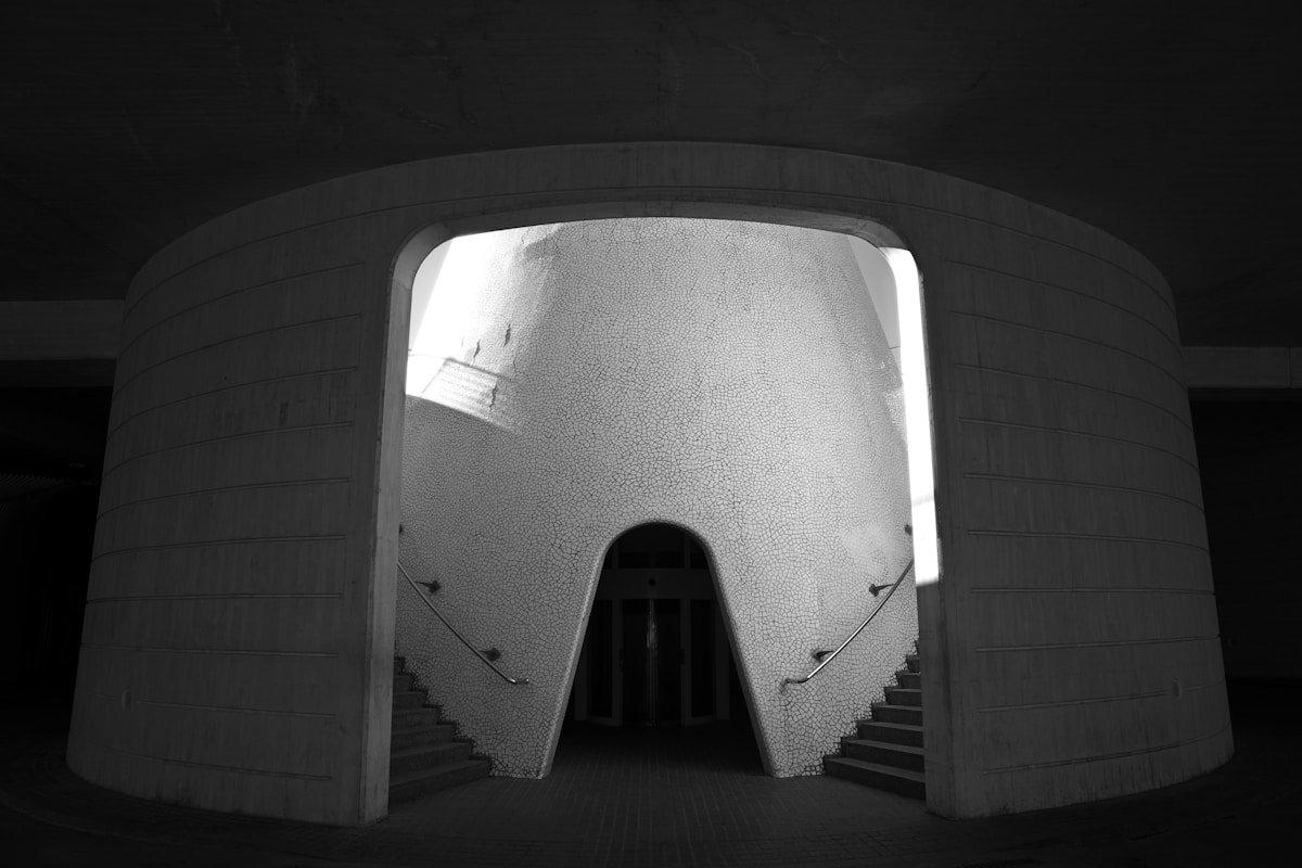 Escalier sombre et mystérieux dans un bâtiment architectural.