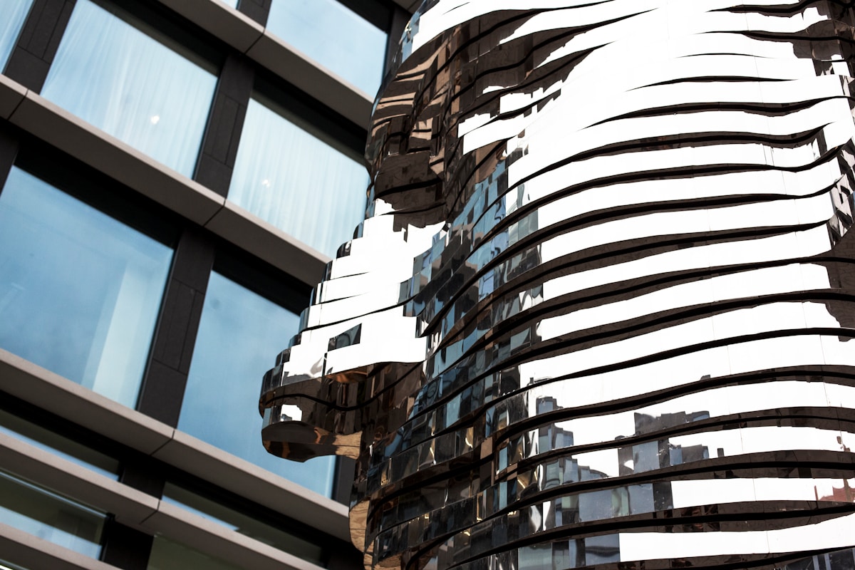 Sculpture architecturale abstraite en verre et métal.