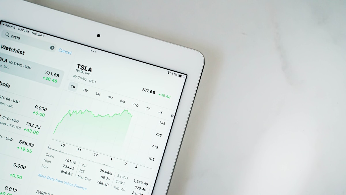 Écran d'un appareil affichant les informations boursières de Tesla.