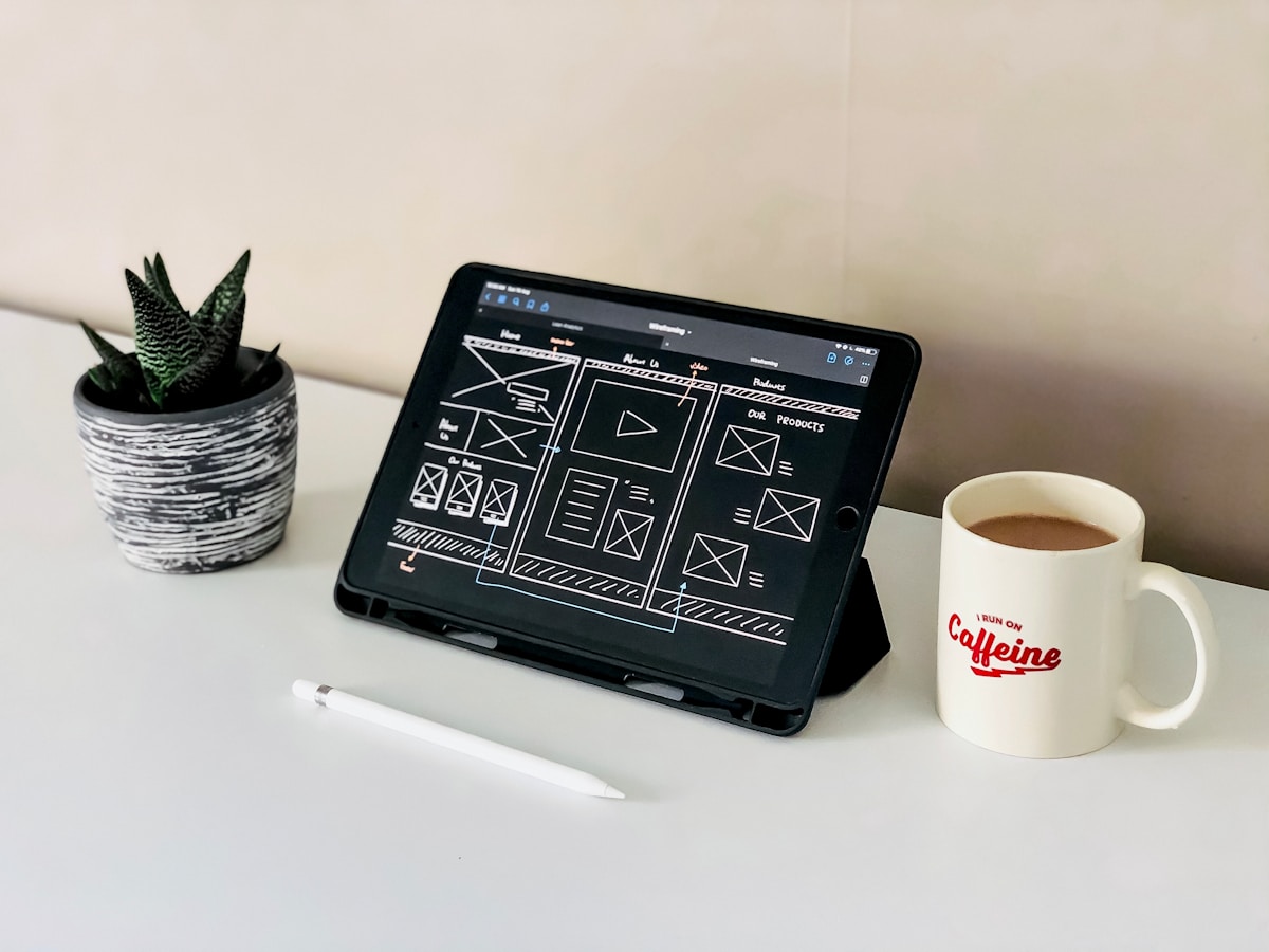 Tablette numérique, tasse de café, plante grasse, stylet, conception d'interface utilisateur.