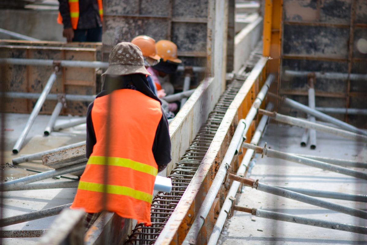 Ouvriers en tenue de sécurité sur un chantier de construction.