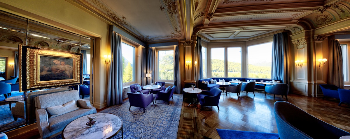 Salle de réception luxueuse avec mobilier élégant et décorations ornementales.