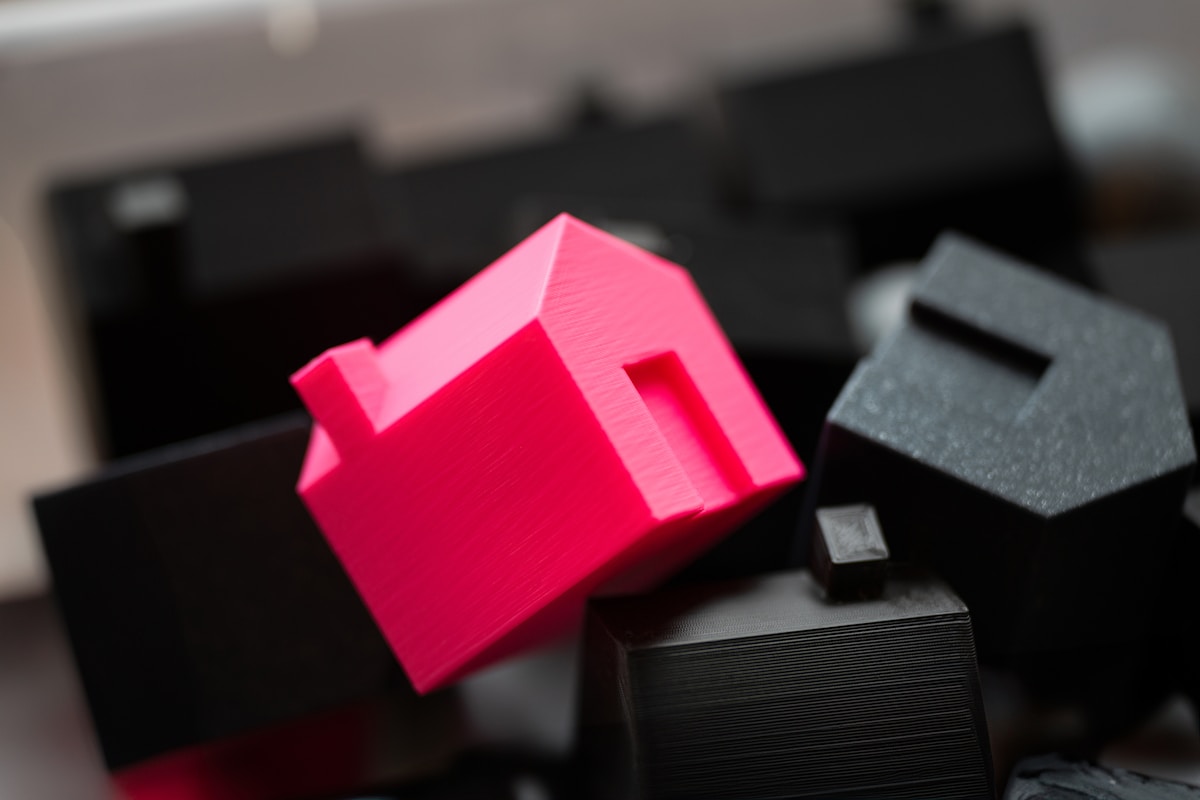 Cubes rouges et noirs sur fond sombre.