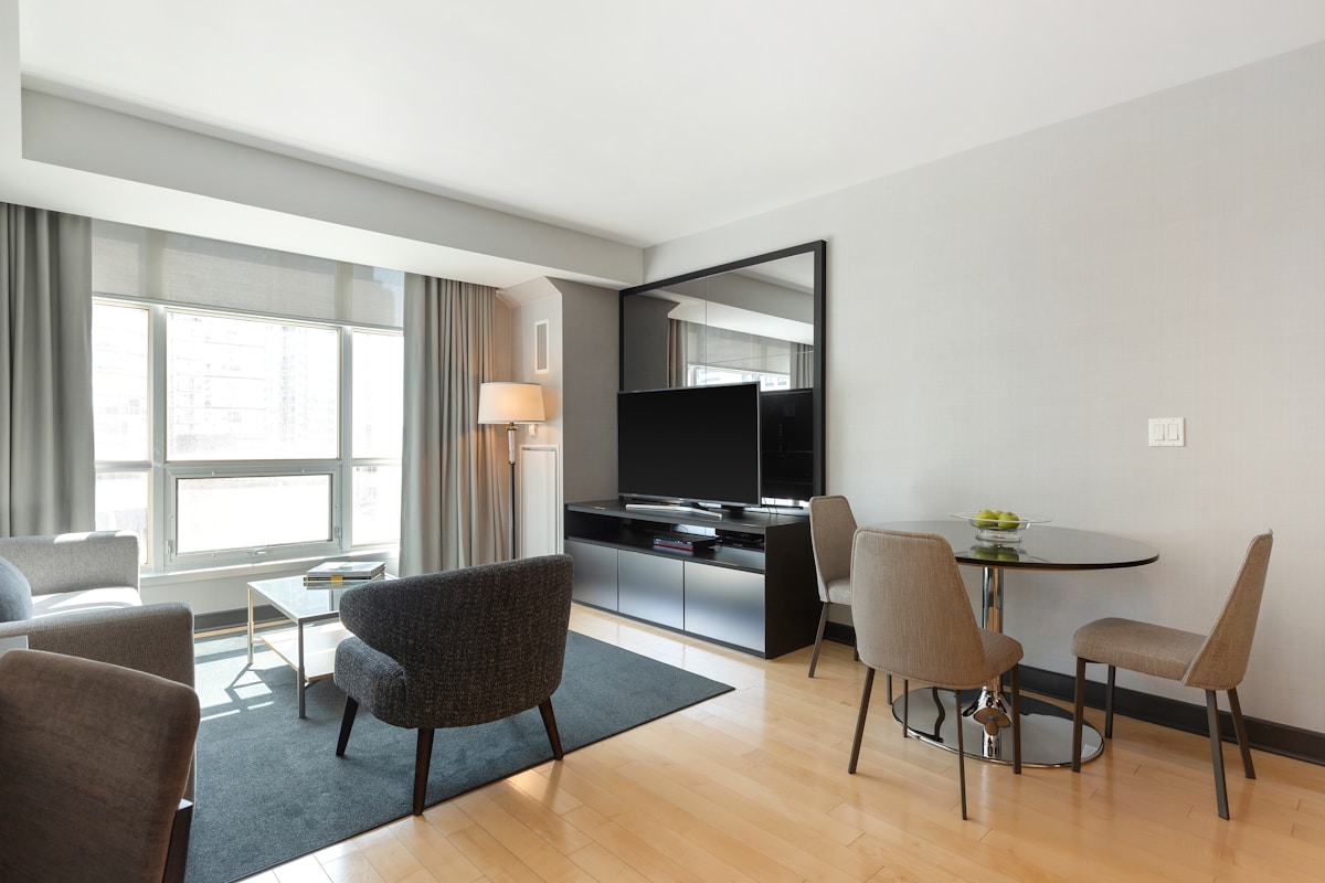 Appartement moderne avec salon, salle à manger et meuble TV.