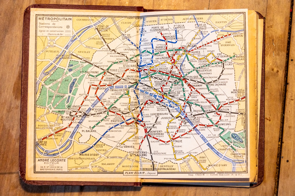Carte détaillée du réseau de métro parisien avec stations et lignes.
