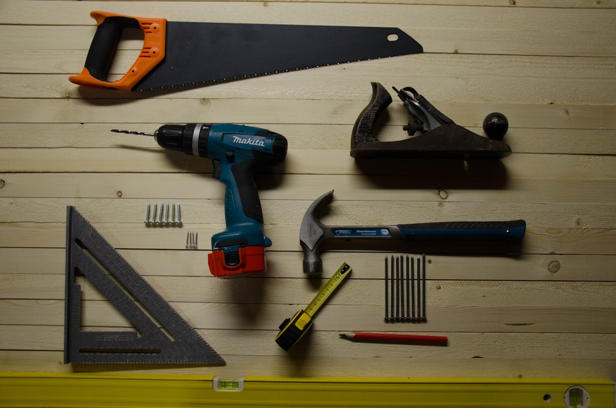 Outils de menuiserie disposés sur un mur en bois