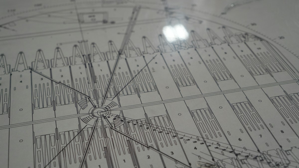 Plan technique détaillé d’une hélice d’avion sur papier.