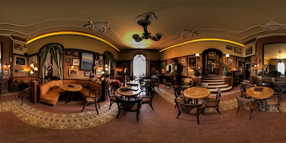 Intérieur élégant d'un café historique avec mobilier vintage.