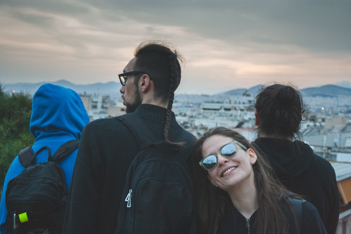 Groupe d'amis profitant d'une vue panoramique en ville.