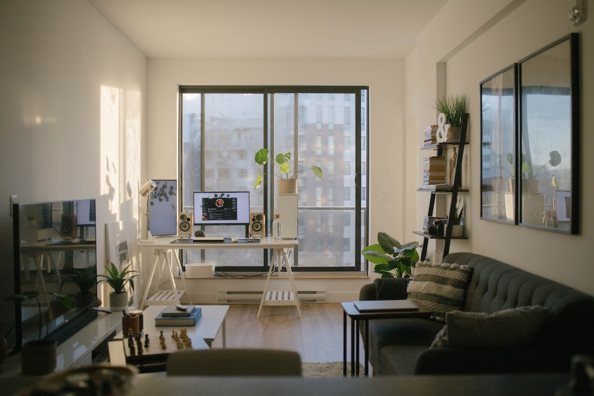 Appartement moderne et lumineux avec équipement audio et plantes d'intérieur.