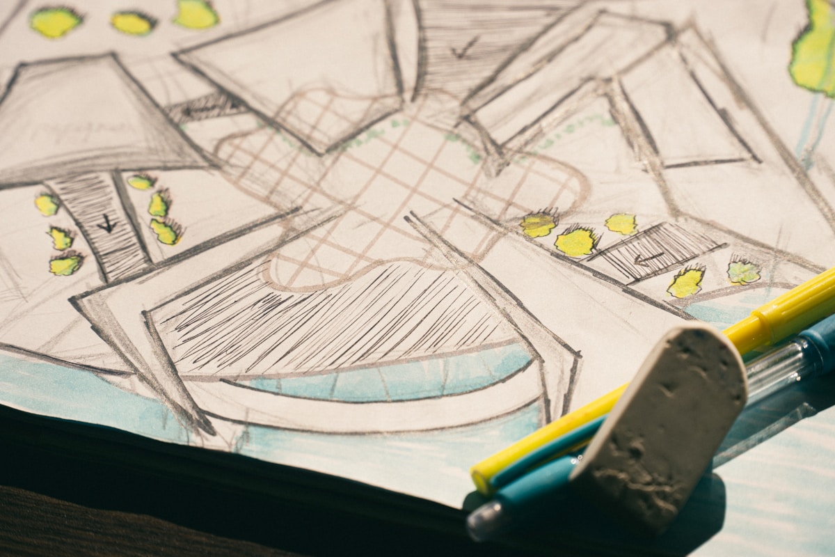 Croquis de conception architecturale avec lignes, formes et couleurs.