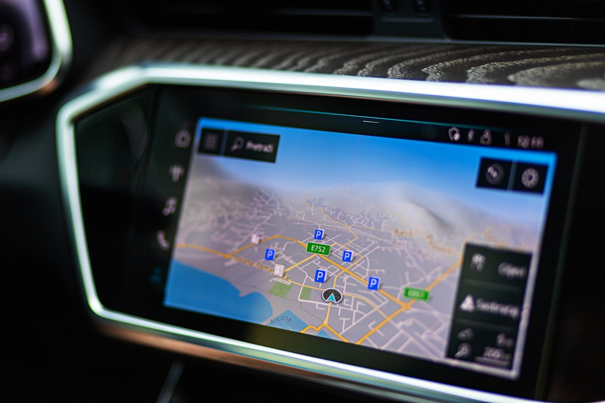 Écran de navigation GPS avec carte détaillée de la ville.