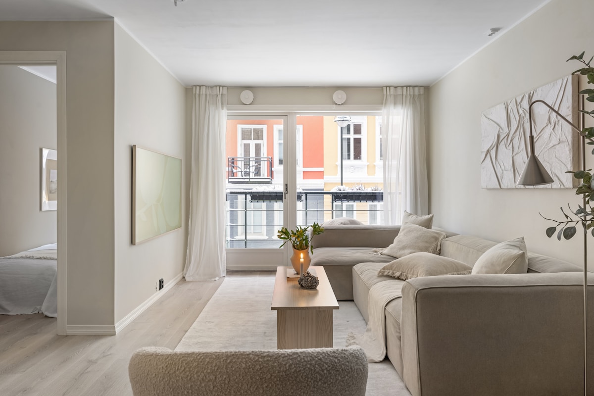 Appartement lumineux, moderne, avec canapé confortable et fenêtres donnant sur la ville.