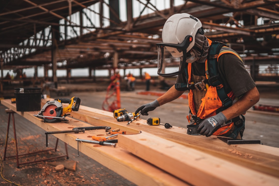 "Un charpentier professionnel mesure un mur incliné d'un espace atypique pour installer des meubles intégrés sur mesure dans