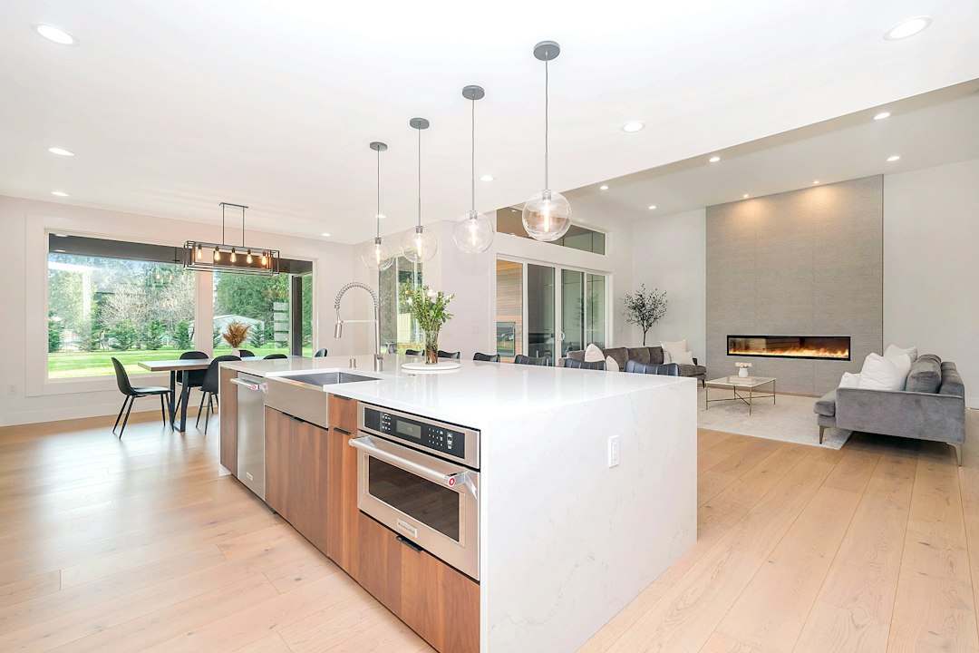 Cuisine moderne avec placards bois, lignes épurées, artisanat soigné sous éclairage doux – rénovation facade cuisine bois