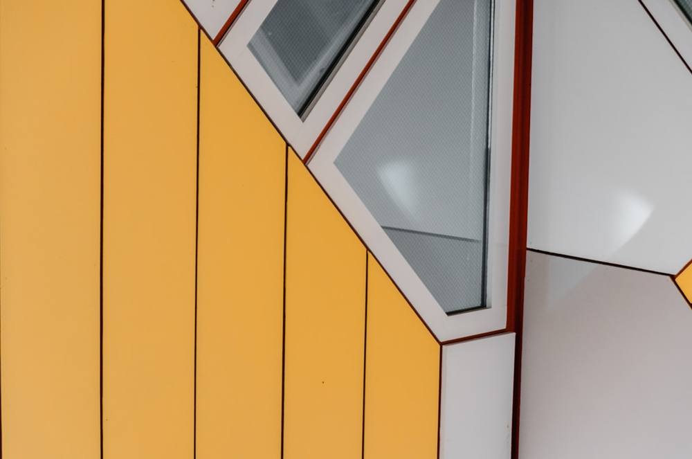 Un bâtiment jaune et blanc vu de près.