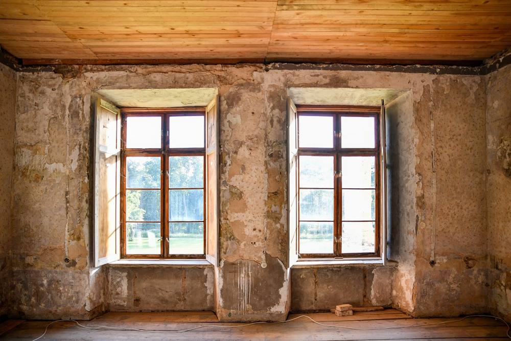 Fenêtres en bois dans un mur de pierre rustique.