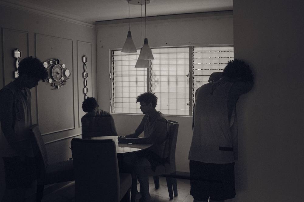 Quatre personnes réunies autour d'une table à l'intérieur.