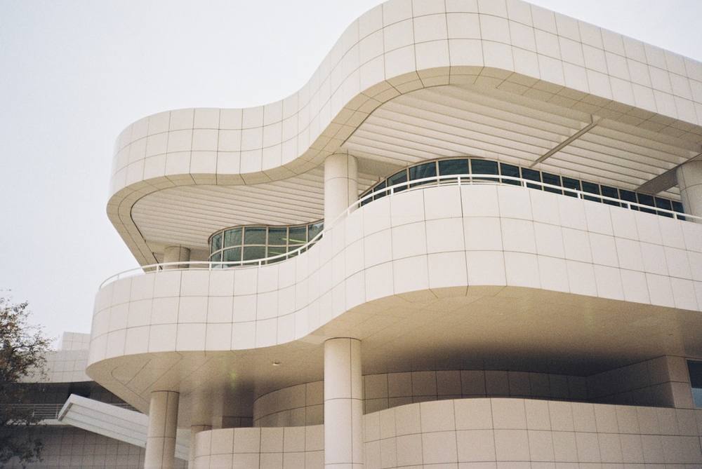 Un grand bâtiment blanc avec un toit incurvé.