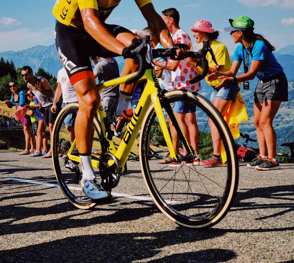 Un homme fait du vélo jaune.