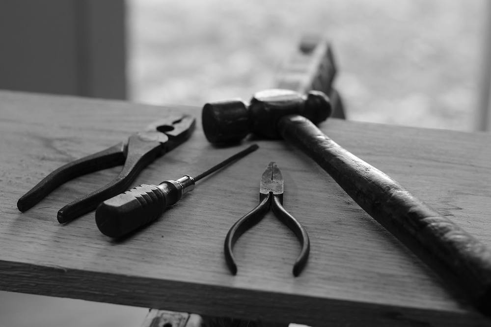 Outils de bricolage sur une table en bois.
