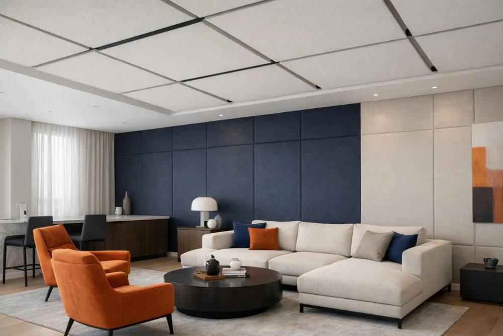 Salon moderne avec meubles confortables et design épuré.