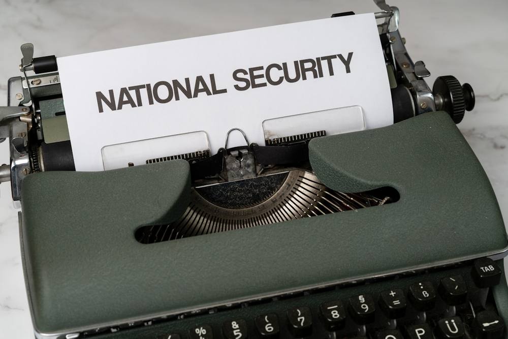 Vieille machine à écrire avec le texte "NATIONAL SECURITY" affiché.