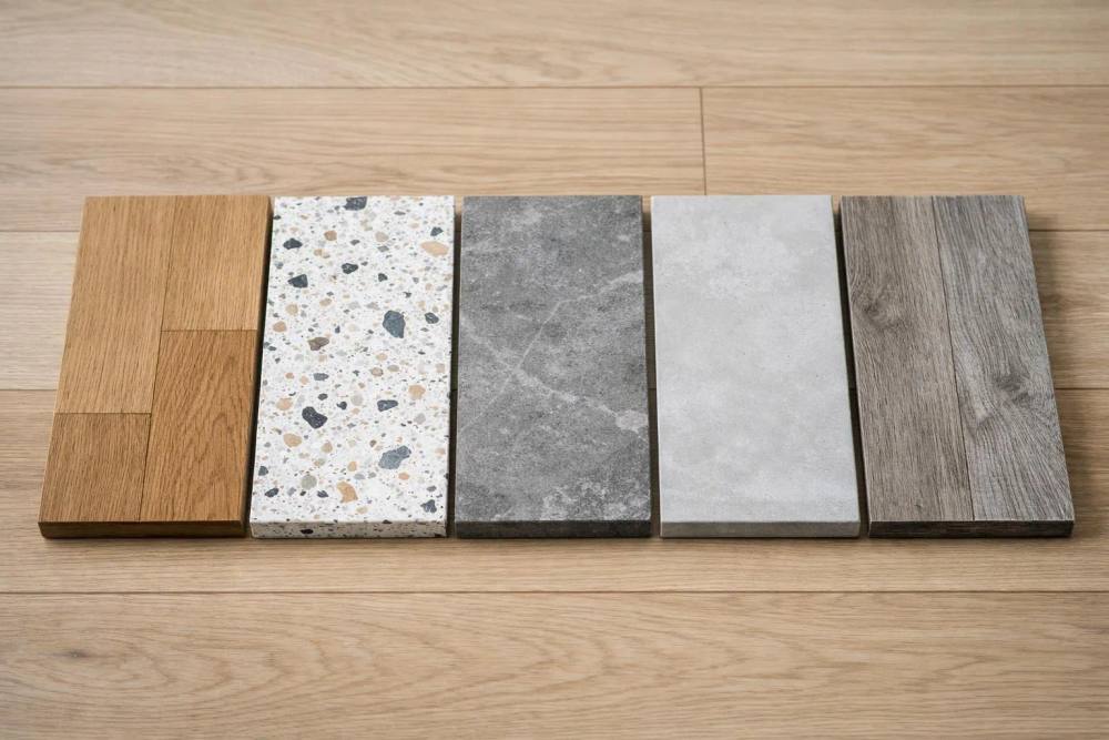 Échantillons de matériaux de construction - bois, terrazzo, marbre, carrelage.