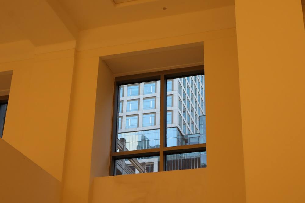 Reflet de bâtiments dans une fenêtre