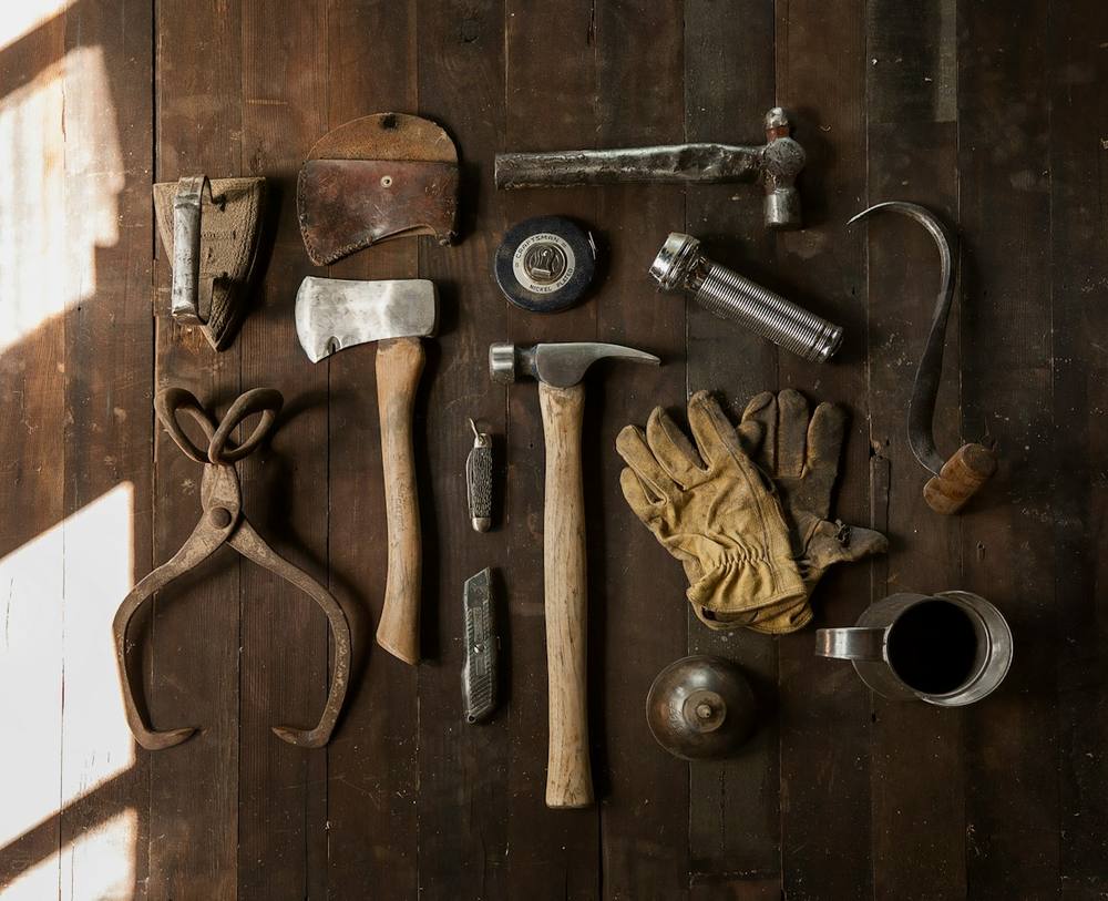 Outils anciens disposés sur une table en bois sombre