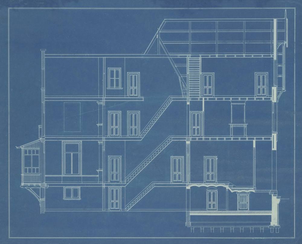 Plan architectural en coupe d’un immeuble résidentiel à escaliers.