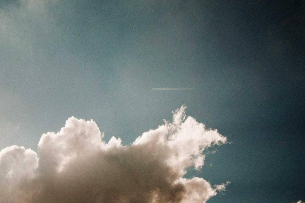 Ciel nuageux avec la traînée d'un avion.