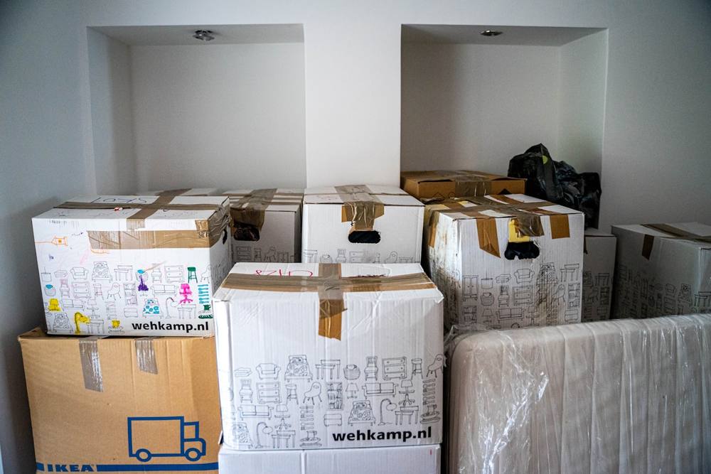 Des boîtes en carton brun sur une table en bois brun.