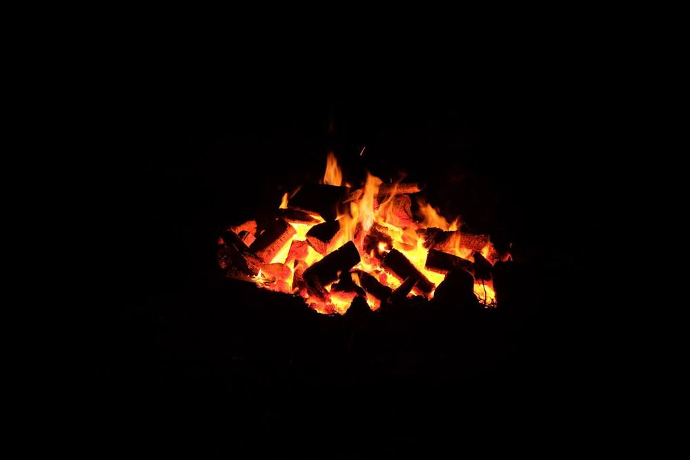 Un feu de camp brillant dans l'obscurité.