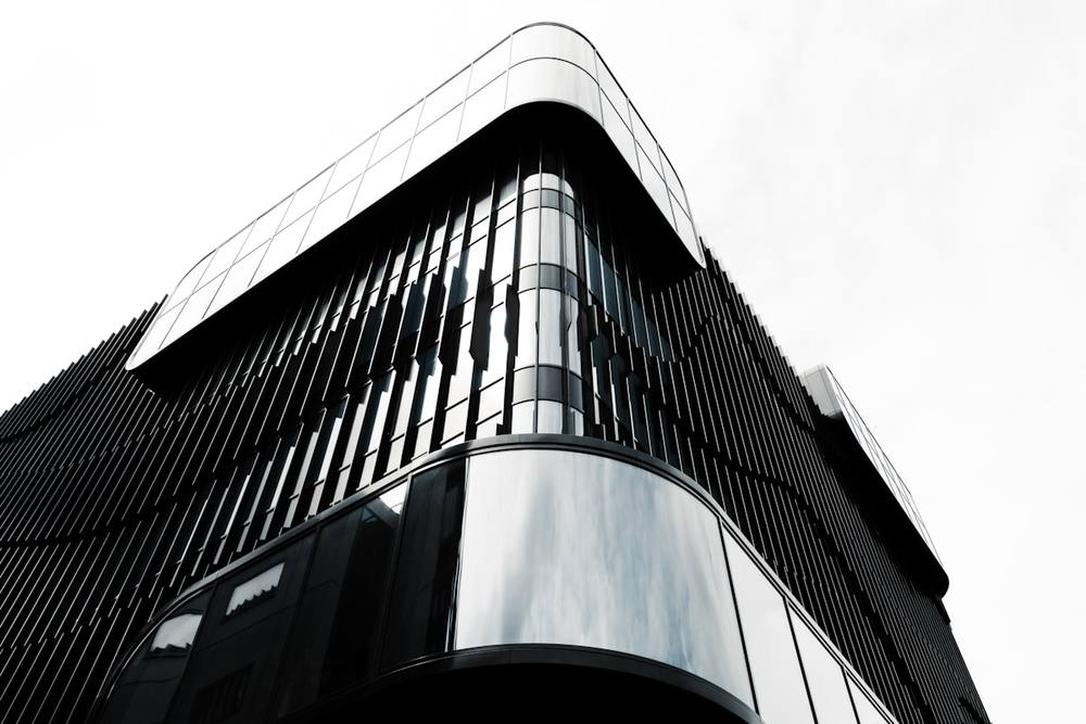 Un grand bâtiment noir avec un ciel en arrière-plan.