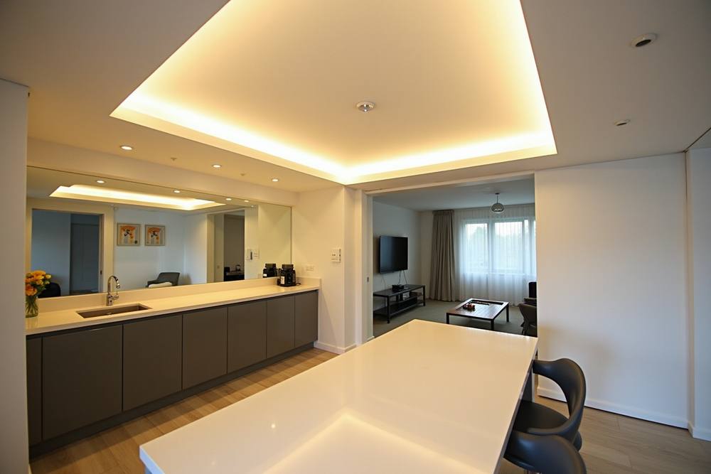 Appartement moderne avec cuisine ouverte et salon lumineux.