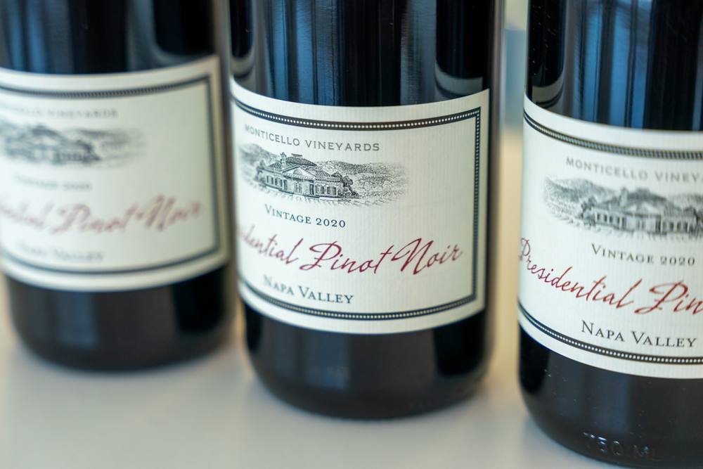 Bouteilles de vin Monticello Vineyards Pinot Noir, Napa Valley.