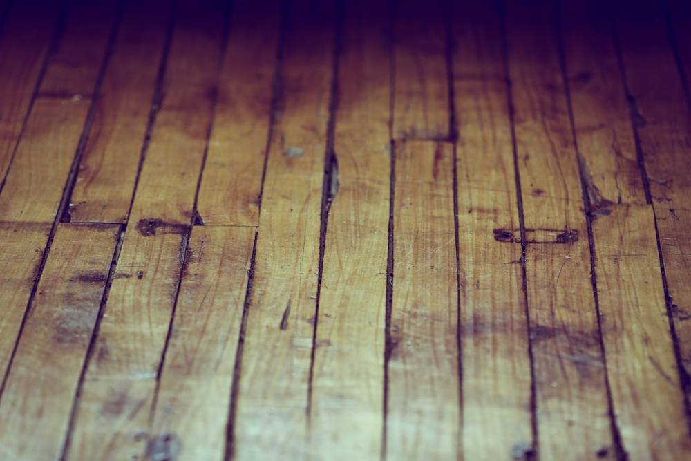 Planches de bois usagées, texturées et aux couleurs chaudes.