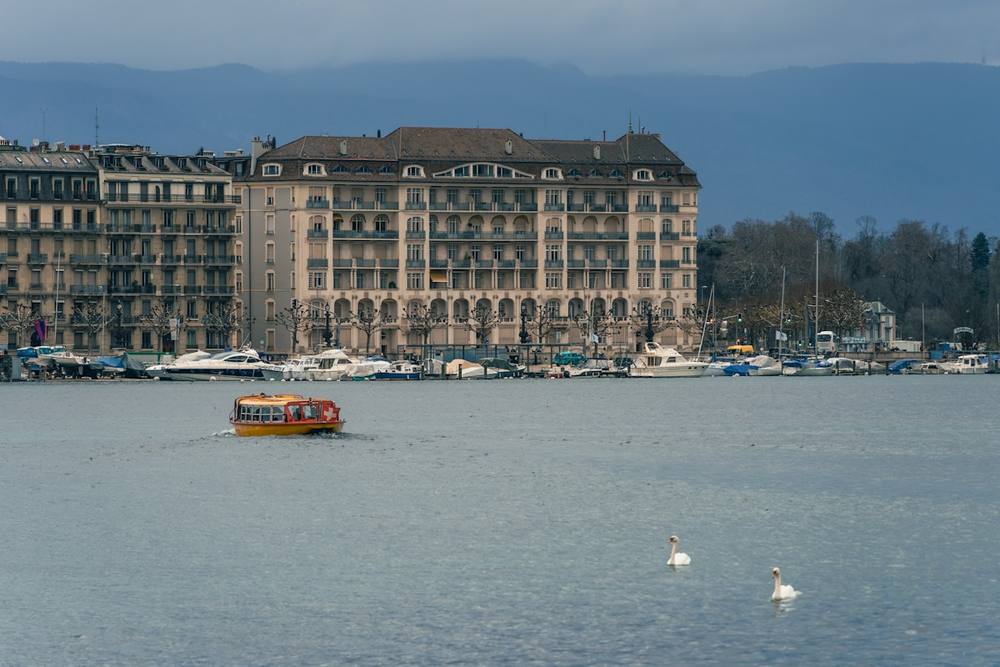 Un bateau flottant sur une vaste étendue d'eau.