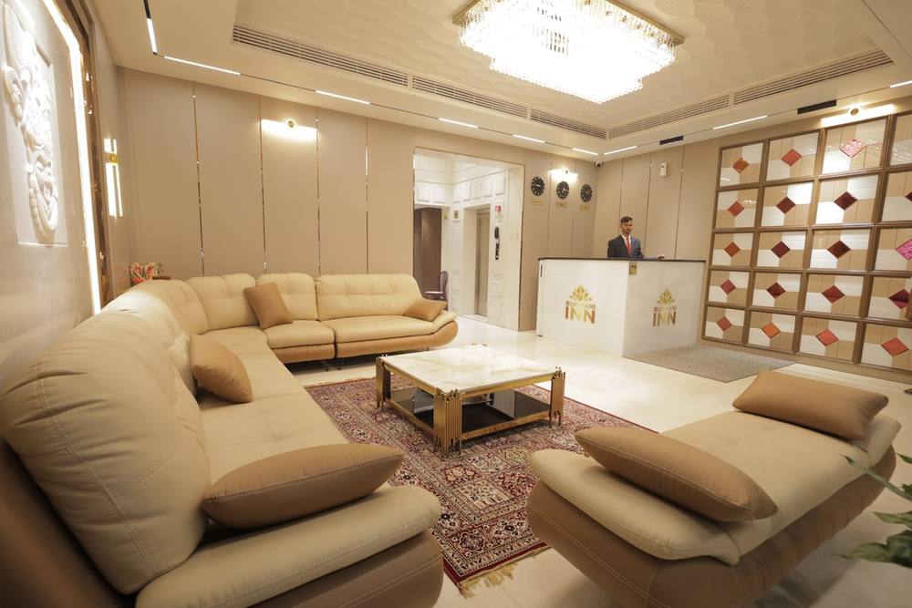 Lobby d'hôtel moderne avec réception et espace de détente.