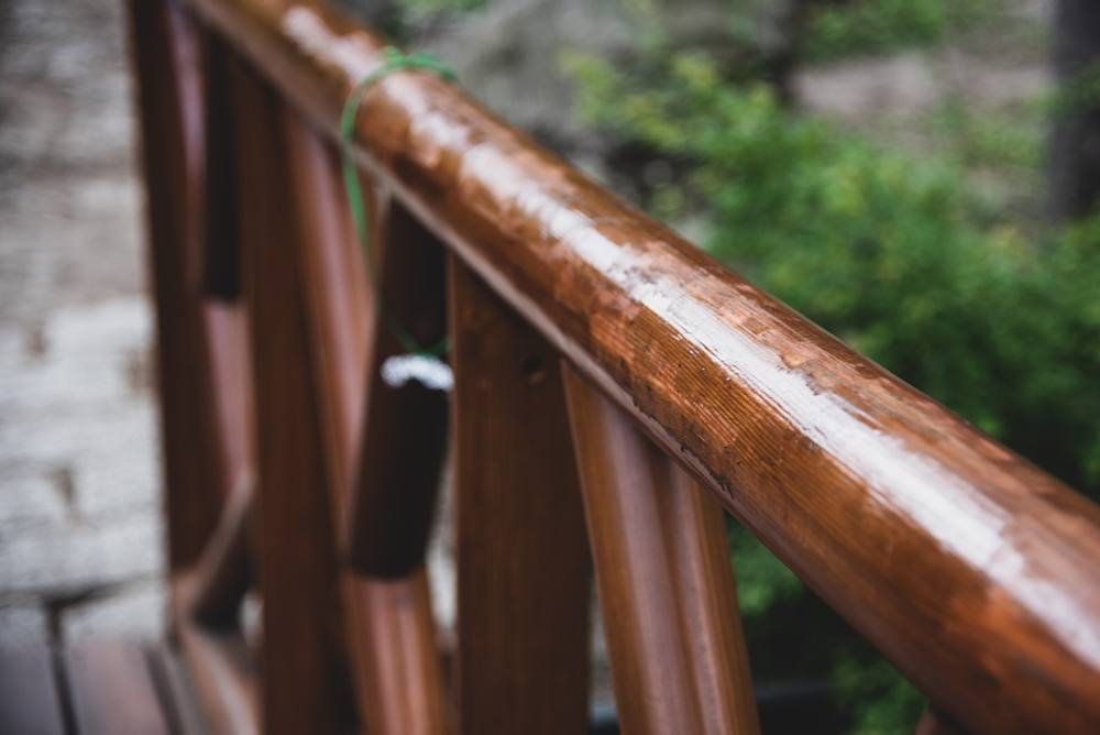 Une clôture en bois avec un arbre en arrière-plan.