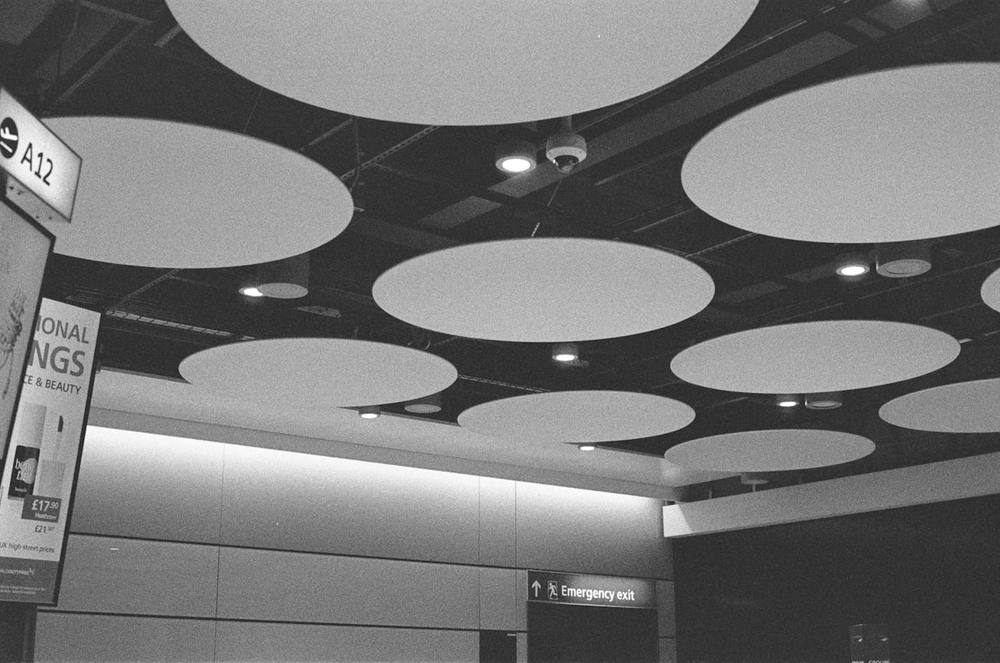 Plafond avec éclairage circulaire et panneau d'affichage.