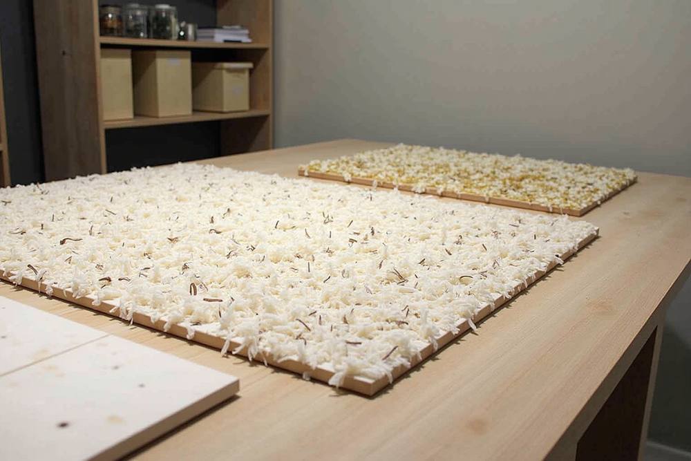 Tas de flocons de maïs soufflé sur une table en bois.