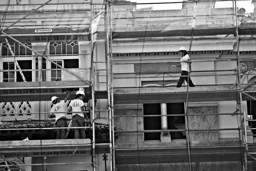 Un groupe d'hommes sur un bâtiment.