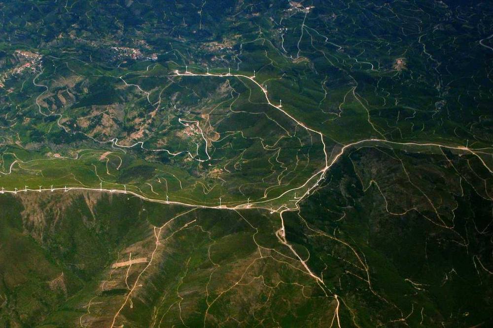 Vue aérienne d'éoliennes et de routes.