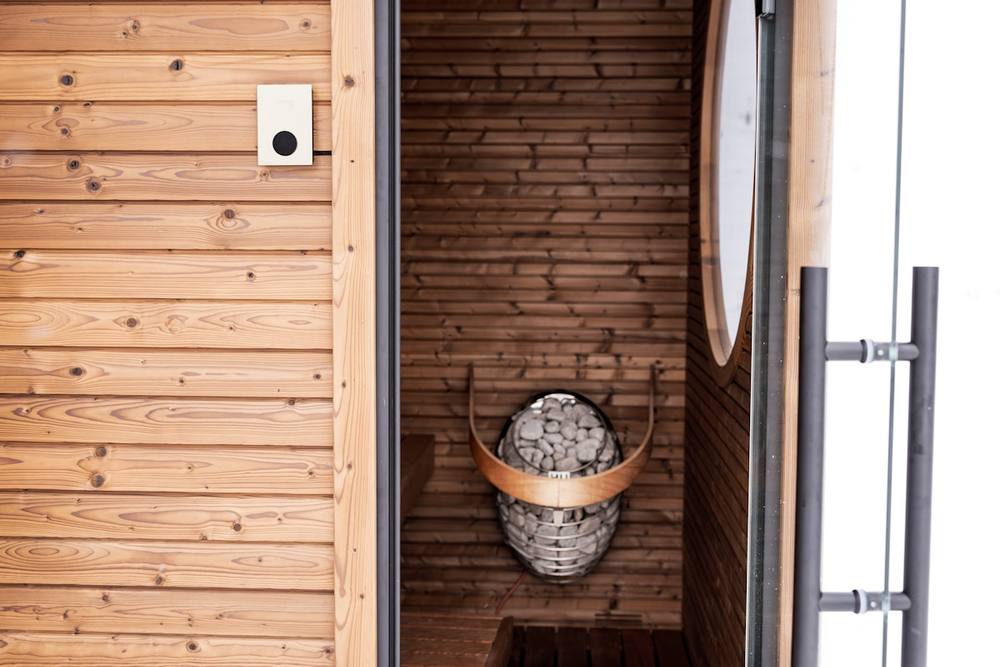 Intérieur d'un sauna en bois avec des pierres.