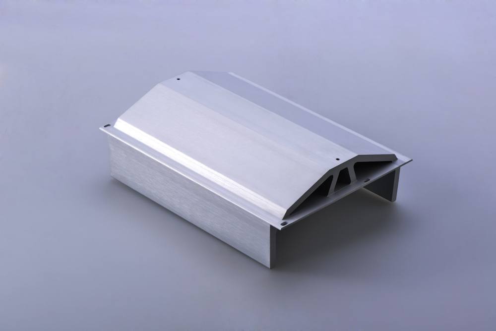 Boîtier en aluminium brossé avec une conception angulaire distinctive.